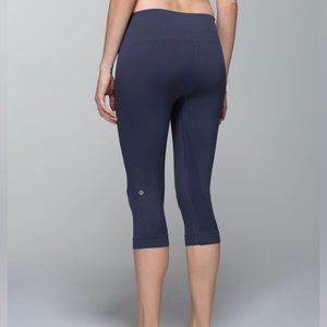 Lululemon MSRP$78 In The Flow Crop II *PatternCadet Blue size 6